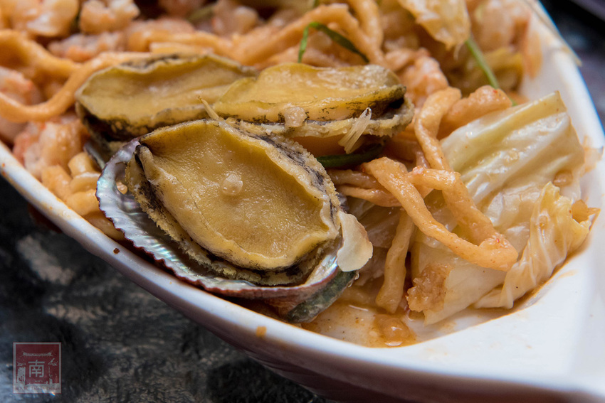 【臺南美食】不退流行的浮誇系美食|放好放滿的海鮮意麵|老闆對於新鮮度和品質要求|冰沙系列必喝~~金三益健康茶飲 - 南人幫