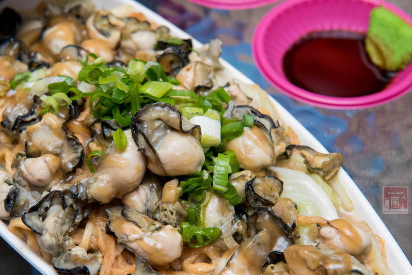 【臺南美食】不退流行的浮誇系美食|放好放滿的海鮮意麵|老闆對於新鮮度和品質要求|冰沙系列必喝~~金三益健康茶飲 - 南人幫