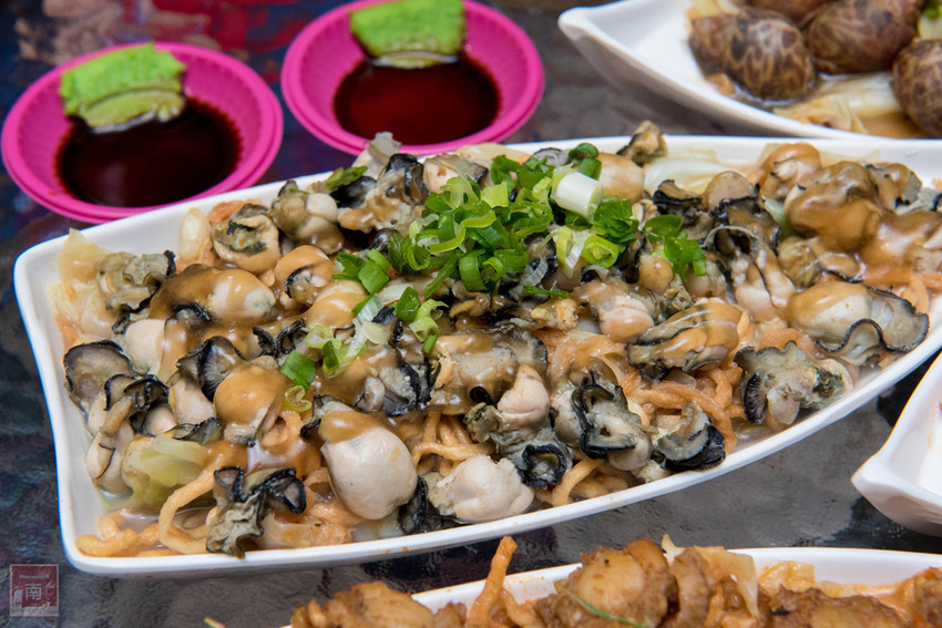 【臺南美食】不退流行的浮誇系美食|放好放滿的海鮮意麵|老闆對於新鮮度和品質要求|冰沙系列必喝~~金三益健康茶飲 - 南人幫