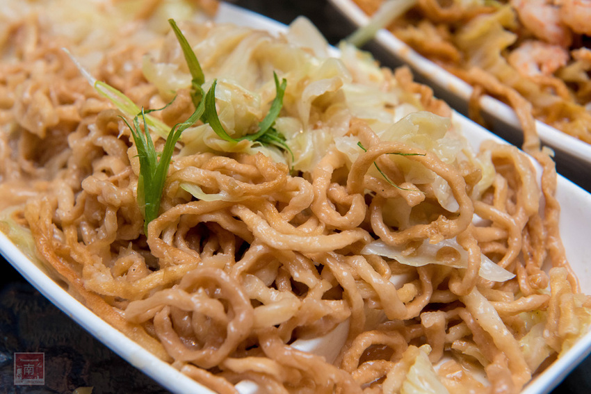 【臺南美食】不退流行的浮誇系美食|放好放滿的海鮮意麵|老闆對於新鮮度和品質要求|冰沙系列必喝~~金三益健康茶飲 - 南人幫