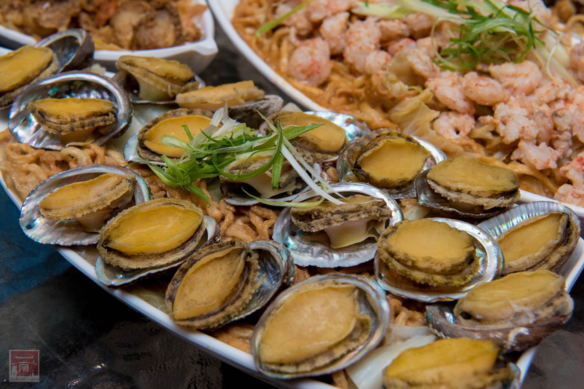 【臺南美食】不退流行的浮誇系美食|放好放滿的海鮮意麵|老闆對於新鮮度和品質要求|冰沙系列必喝~~金三益健康茶飲 - 南人幫