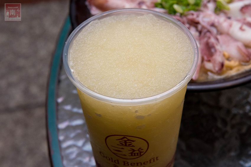 【臺南美食】不退流行的浮誇系美食|放好放滿的海鮮意麵|老闆對於新鮮度和品質要求|冰沙系列必喝~~金三益健康茶飲 - 南人幫