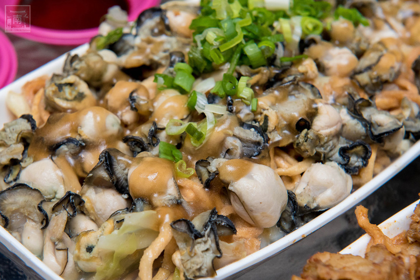 【臺南美食】不退流行的浮誇系美食|放好放滿的海鮮意麵|老闆對於新鮮度和品質要求|冰沙系列必喝~~金三益健康茶飲 - 南人幫