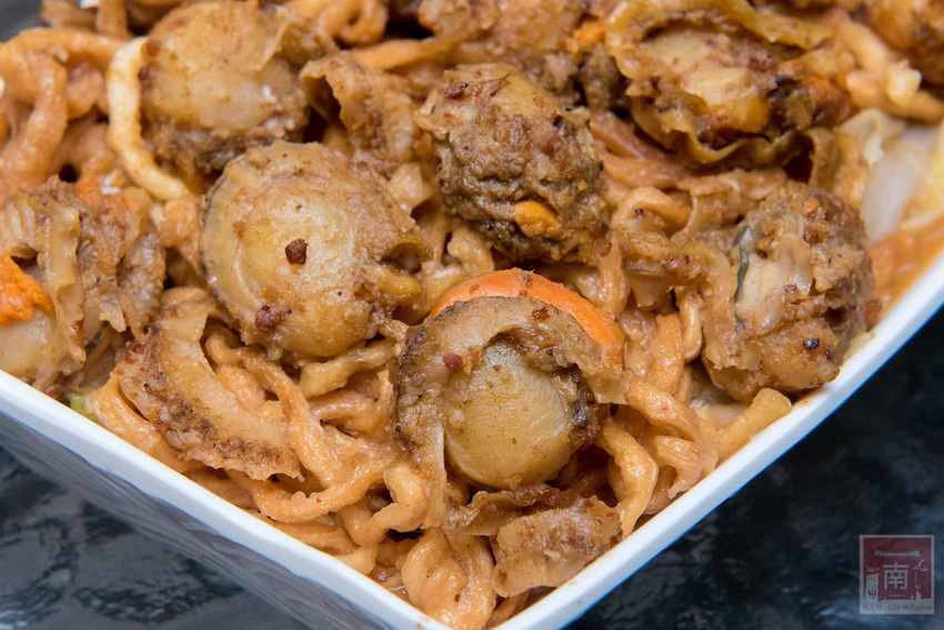 【臺南美食】不退流行的浮誇系美食|放好放滿的海鮮意麵|老闆對於新鮮度和品質要求|冰沙系列必喝~~金三益健康茶飲 - 南人幫