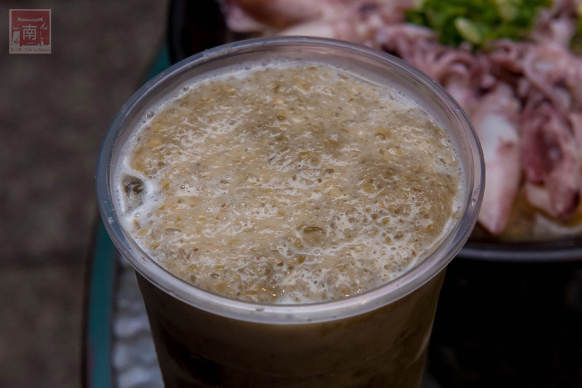 【臺南美食】不退流行的浮誇系美食|放好放滿的海鮮意麵|老闆對於新鮮度和品質要求|冰沙系列必喝~~金三益健康茶飲 - 南人幫