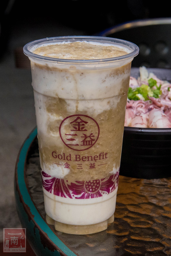 【臺南美食】不退流行的浮誇系美食|放好放滿的海鮮意麵|老闆對於新鮮度和品質要求|冰沙系列必喝~~金三益健康茶飲 - 南人幫