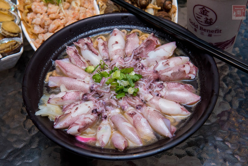 【臺南美食】不退流行的浮誇系美食|放好放滿的海鮮意麵|老闆對於新鮮度和品質要求|冰沙系列必喝~~金三益健康茶飲 - 南人幫