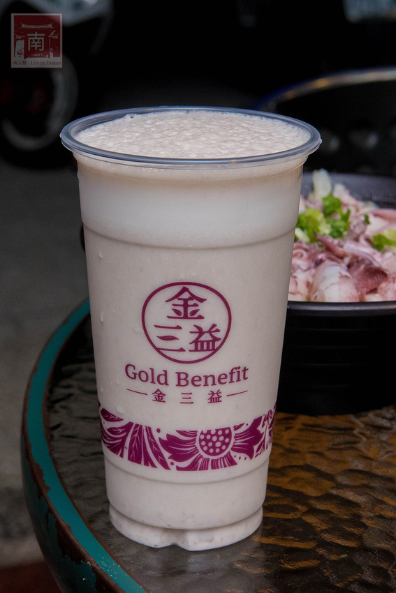 【臺南美食】不退流行的浮誇系美食|放好放滿的海鮮意麵|老闆對於新鮮度和品質要求|冰沙系列必喝~~金三益健康茶飲 - 南人幫