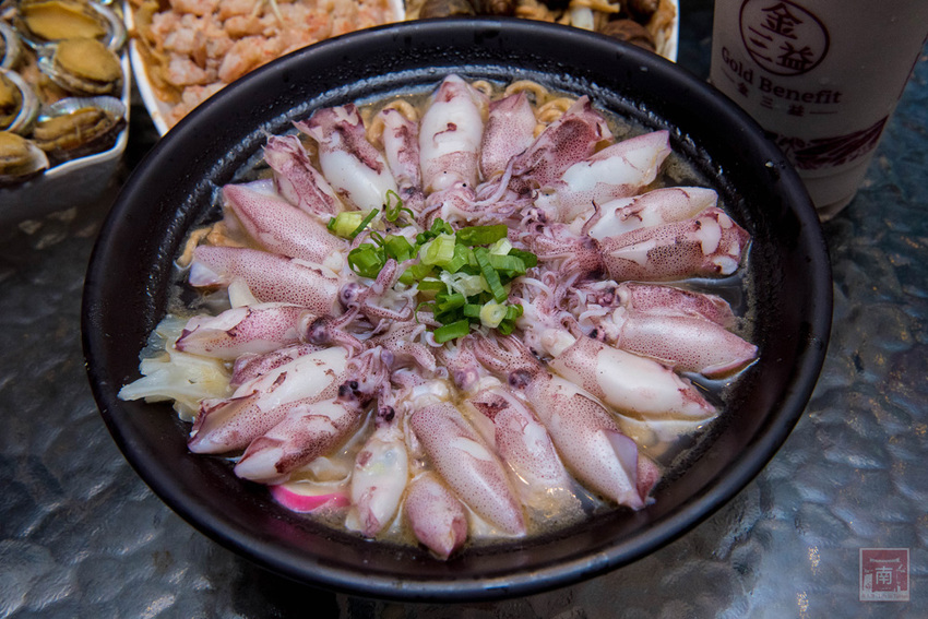 【臺南美食】不退流行的浮誇系美食|放好放滿的海鮮意麵|老闆對於新鮮度和品質要求|冰沙系列必喝~~金三益健康茶飲 - 南人幫