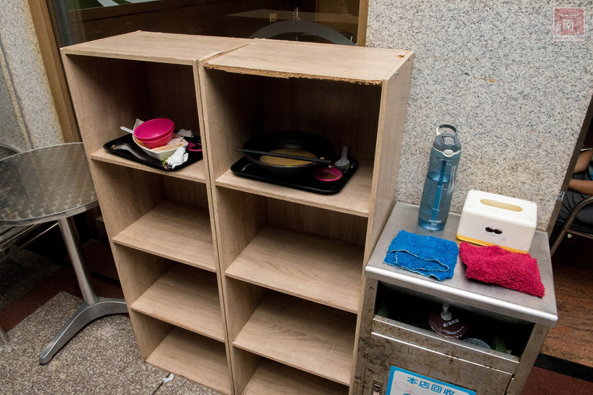 【臺南美食】不退流行的浮誇系美食|放好放滿的海鮮意麵|老闆對於新鮮度和品質要求|冰沙系列必喝~~金三益健康茶飲 - 南人幫