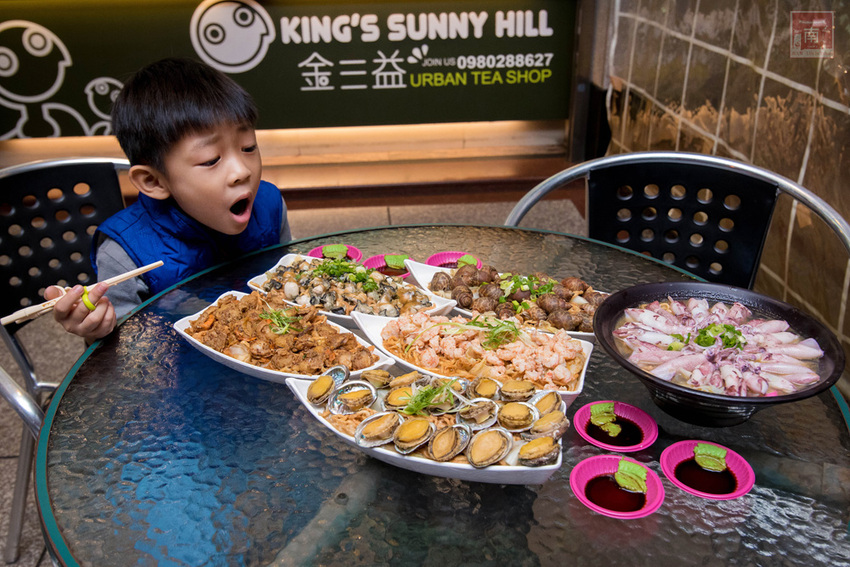 【臺南美食】不退流行的浮誇系美食|放好放滿的海鮮意麵|老闆對於新鮮度和品質要求|冰沙系列必喝~~金三益健康茶飲 - 南人幫