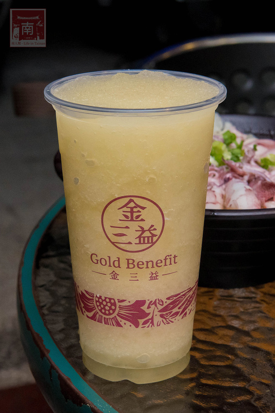 【臺南美食】不退流行的浮誇系美食|放好放滿的海鮮意麵|老闆對於新鮮度和品質要求|冰沙系列必喝~~金三益健康茶飲 - 南人幫
