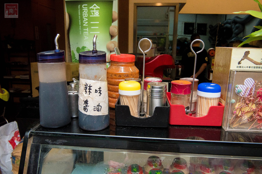 【臺南美食】不退流行的浮誇系美食|放好放滿的海鮮意麵|老闆對於新鮮度和品質要求|冰沙系列必喝~~金三益健康茶飲 - 南人幫