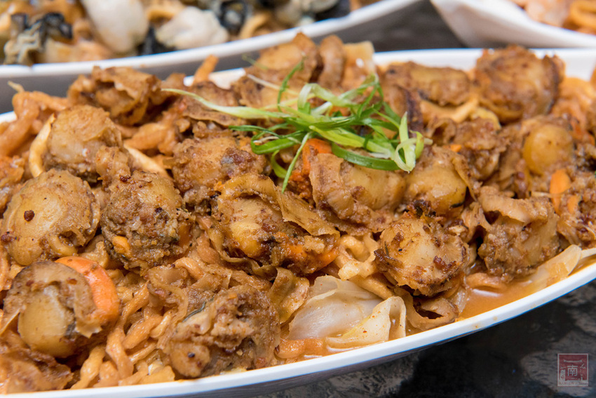 【臺南美食】不退流行的浮誇系美食|放好放滿的海鮮意麵|老闆對於新鮮度和品質要求|冰沙系列必喝~~金三益健康茶飲 - 南人幫