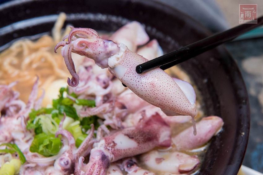 【臺南美食】不退流行的浮誇系美食|放好放滿的海鮮意麵|老闆對於新鮮度和品質要求|冰沙系列必喝~~金三益健康茶飲 - 南人幫