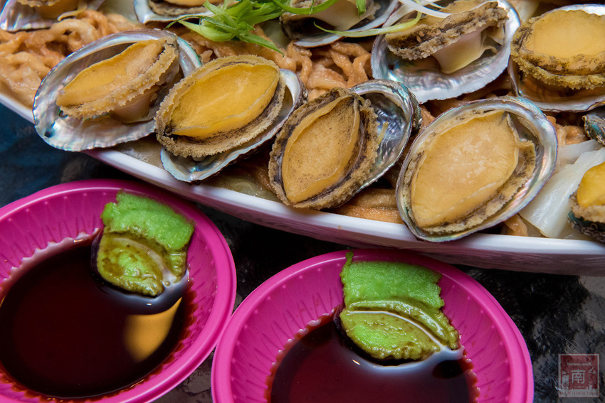 【臺南美食】不退流行的浮誇系美食|放好放滿的海鮮意麵|老闆對於新鮮度和品質要求|冰沙系列必喝~~金三益健康茶飲 - 南人幫