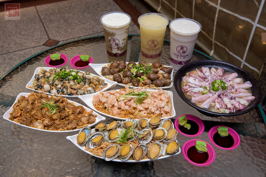 【臺南美食】不退流行的浮誇系美食|放好放滿的海鮮意麵|老闆對於新鮮度和品質要求|冰沙系列必喝~~金三益健康茶飲 - 南人幫