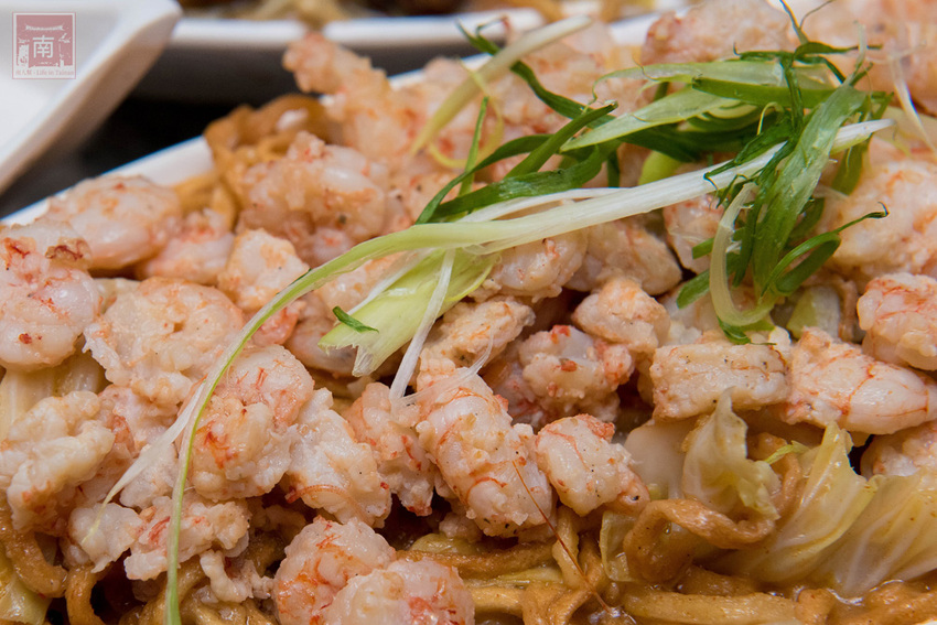 【臺南美食】不退流行的浮誇系美食|放好放滿的海鮮意麵|老闆對於新鮮度和品質要求|冰沙系列必喝~~金三益健康茶飲 - 南人幫