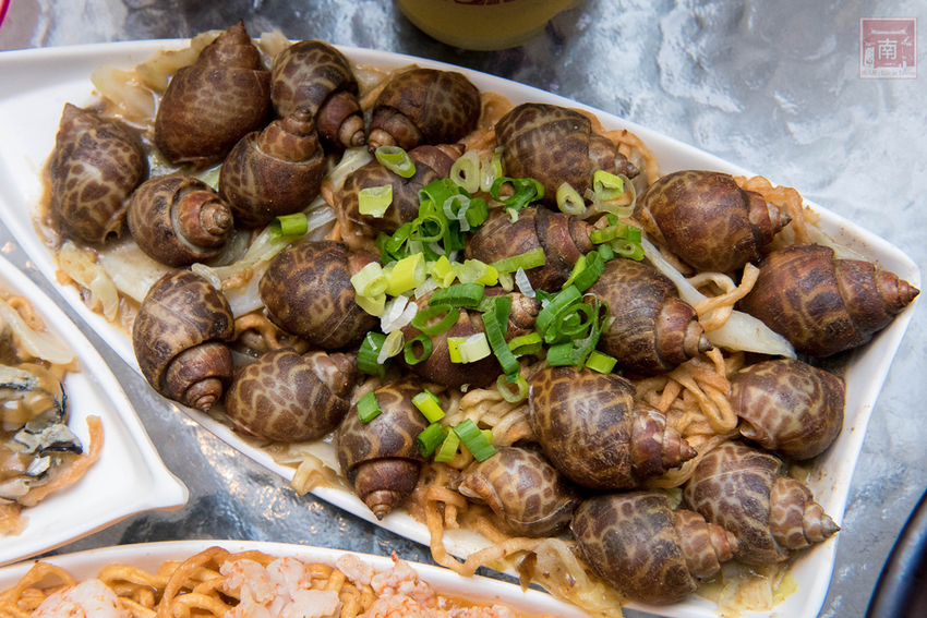 【臺南美食】不退流行的浮誇系美食|放好放滿的海鮮意麵|老闆對於新鮮度和品質要求|冰沙系列必喝~~金三益健康茶飲 - 南人幫