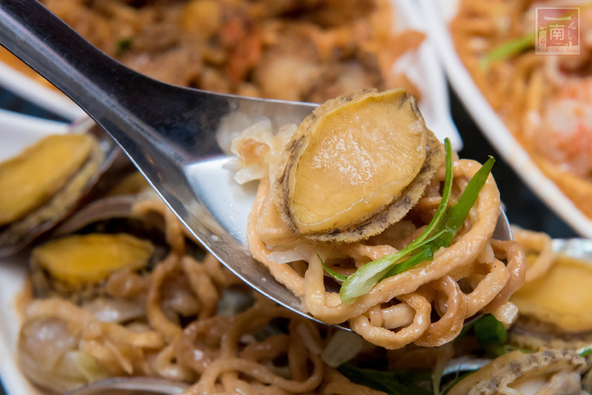 【臺南美食】不退流行的浮誇系美食|放好放滿的海鮮意麵|老闆對於新鮮度和品質要求|冰沙系列必喝~~金三益健康茶飲 - 南人幫
