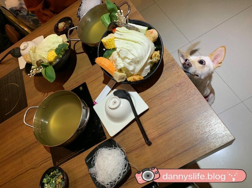 信義區寵物友善餐廳,主人吃美味的火鍋,毛小孩也有免費吃到飽的現煮雞肉?!丹尼的吃喝玩樂!