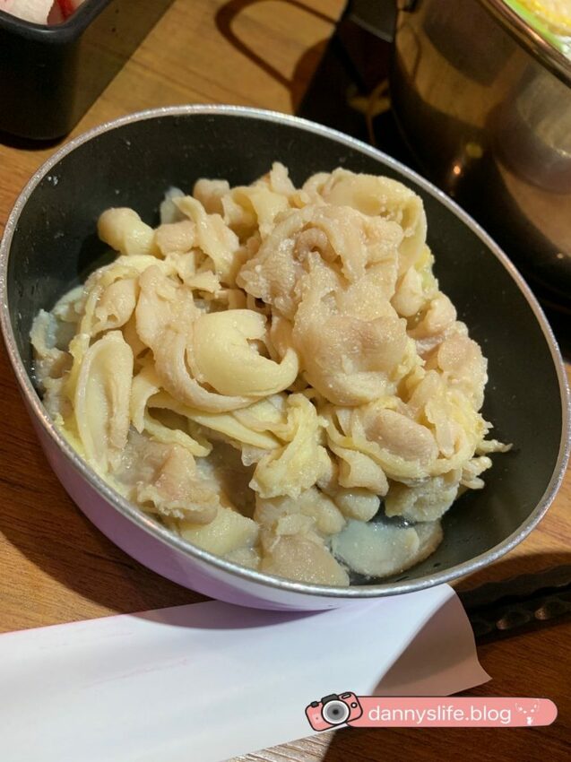 信義區寵物友善餐廳,主人吃美味的火鍋,毛小孩也有免費吃到飽的現煮雞肉?!丹尼的吃喝玩樂!