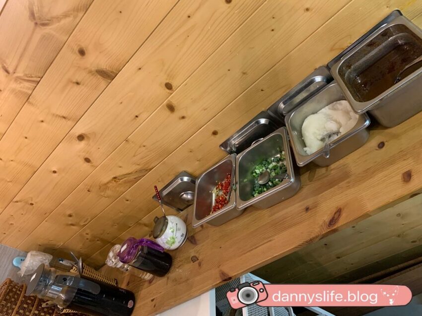 信義區寵物友善餐廳,主人吃美味的火鍋,毛小孩也有免費吃到飽的現煮雞肉?!丹尼的吃喝玩樂!