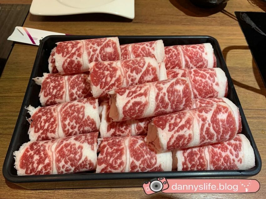 信義區寵物友善餐廳,主人吃美味的火鍋,毛小孩也有免費吃到飽的現煮雞肉?!丹尼的吃喝玩樂!