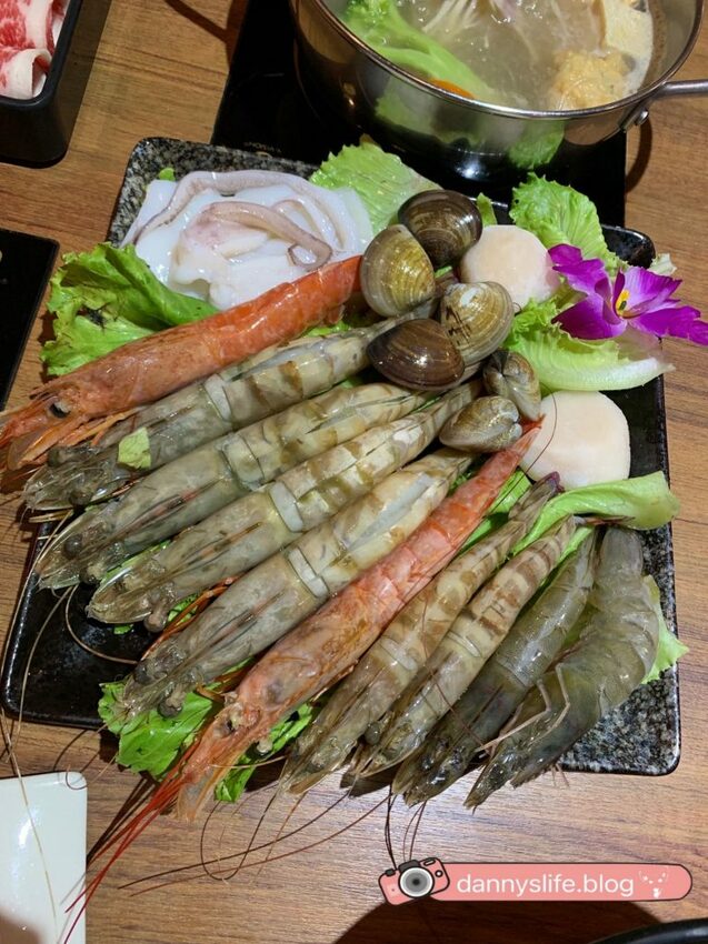 信義區寵物友善餐廳,主人吃美味的火鍋,毛小孩也有免費吃到飽的現煮雞肉?!丹尼的吃喝玩樂!