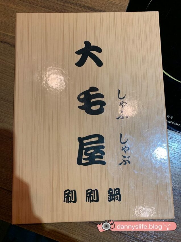 信義區寵物友善餐廳,主人吃美味的火鍋,毛小孩也有免費吃到飽的現煮雞肉?!丹尼的吃喝玩樂!