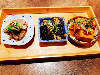 【板橋美食】─二鬼麵舖🍜府中店麻辣黑牛嫩肩、青麻香草豬五花、泰式奶茶