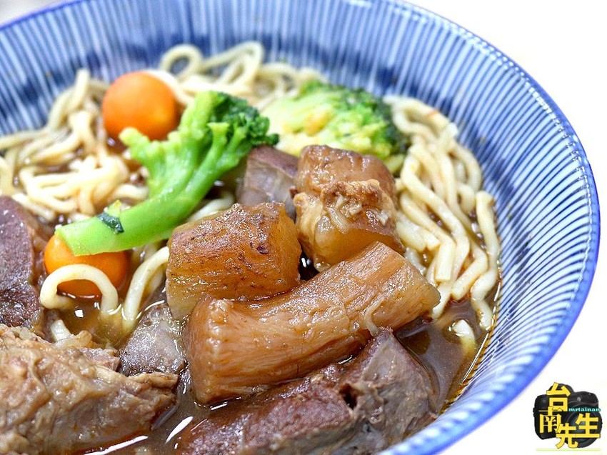 台南牛肉麵／每日限量晚來吃不到／使用大量牛肉熬煮湯頭／不用牛大骨或牛骨粉熬湯／不加味精與嫩精／嚴選澳洲牛肉與立成製麵廠麵條／冷氣供應不會吃得滿頭大汗／超大份量飽到懷疑人生