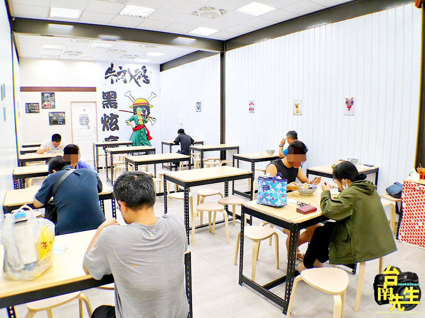 台南牛肉麵／每日限量晚來吃不到／使用大量牛肉熬煮湯頭／不用牛大骨或牛骨粉熬湯／不加味精與嫩精／嚴選澳洲牛肉與立成製麵廠麵條／冷氣供應不會吃得滿頭大汗／超大份量飽到懷疑人生