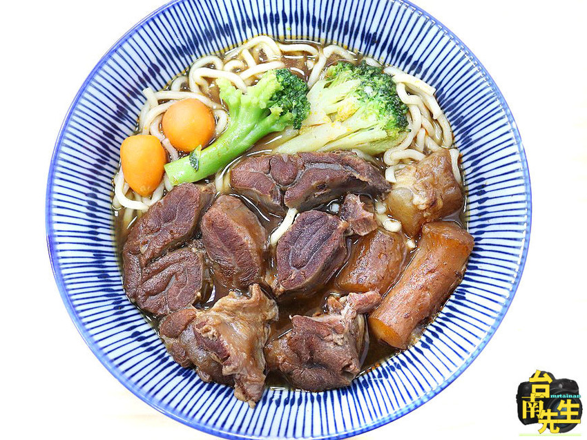 台南牛肉麵／每日限量晚來吃不到／使用大量牛肉熬煮湯頭／不用牛大骨或牛骨粉熬湯／不加味精與嫩精／嚴選澳洲牛肉與立成製麵廠麵條／冷氣供應不會吃得滿頭大汗／超大份量飽到懷疑人生