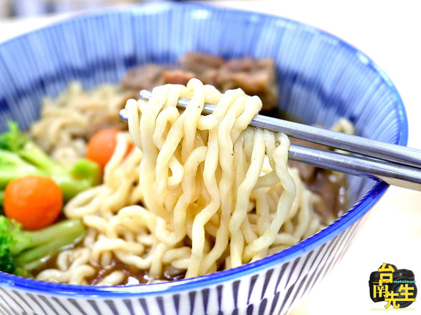 台南牛肉麵／每日限量晚來吃不到／使用大量牛肉熬煮湯頭／不用牛大骨或牛骨粉熬湯／不加味精與嫩精／嚴選澳洲牛肉與立成製麵廠麵條／冷氣供應不會吃得滿頭大汗／超大份量飽到懷疑人生