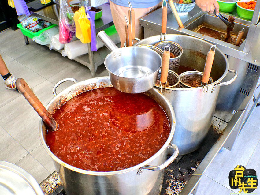 台南牛肉麵／每日限量晚來吃不到／使用大量牛肉熬煮湯頭／不用牛大骨或牛骨粉熬湯／不加味精與嫩精／嚴選澳洲牛肉與立成製麵廠麵條／冷氣供應不會吃得滿頭大汗／超大份量飽到懷疑人生