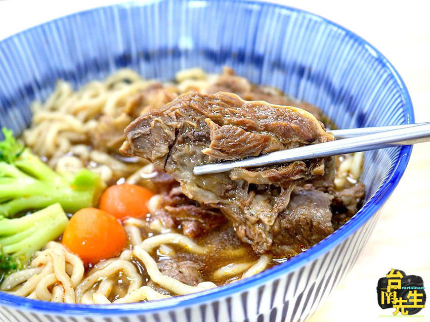 台南牛肉麵／每日限量晚來吃不到／使用大量牛肉熬煮湯頭／不用牛大骨或牛骨粉熬湯／不加味精與嫩精／嚴選澳洲牛肉與立成製麵廠麵條／冷氣供應不會吃得滿頭大汗／超大份量飽到懷疑人生