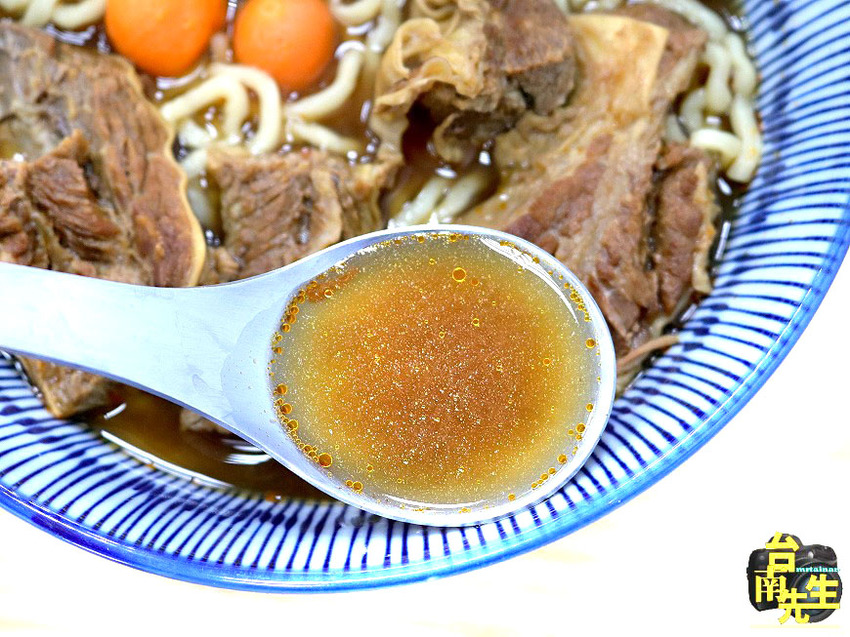 台南牛肉麵／每日限量晚來吃不到／使用大量牛肉熬煮湯頭／不用牛大骨或牛骨粉熬湯／不加味精與嫩精／嚴選澳洲牛肉與立成製麵廠麵條／冷氣供應不會吃得滿頭大汗／超大份量飽到懷疑人生