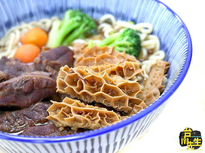 台南牛肉麵／每日限量晚來吃不到／使用大量牛肉熬煮湯頭／不用牛大骨或牛骨粉熬湯／不加味精與嫩精／嚴選澳洲牛肉與立成製麵廠麵條／冷氣供應不會吃得滿頭大汗／超大份量飽到懷疑人生
