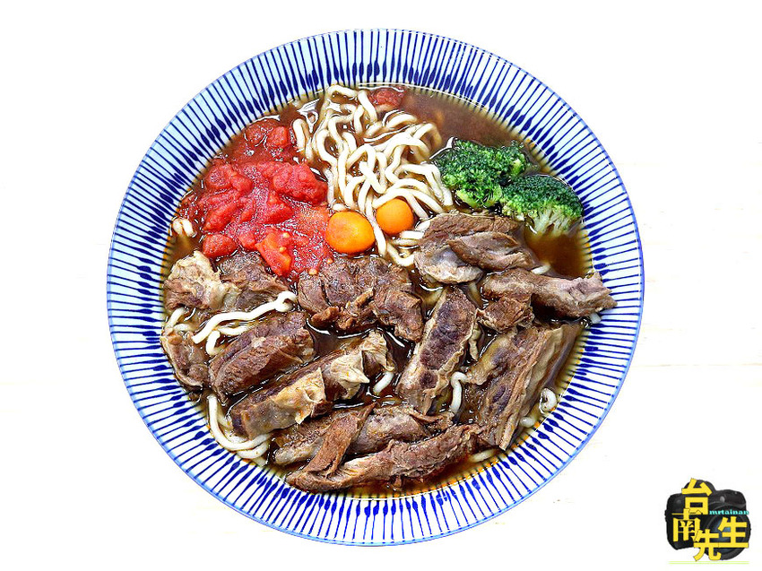 台南牛肉麵／每日限量晚來吃不到／使用大量牛肉熬煮湯頭／不用牛大骨或牛骨粉熬湯／不加味精與嫩精／嚴選澳洲牛肉與立成製麵廠麵條／冷氣供應不會吃得滿頭大汗／超大份量飽到懷疑人生