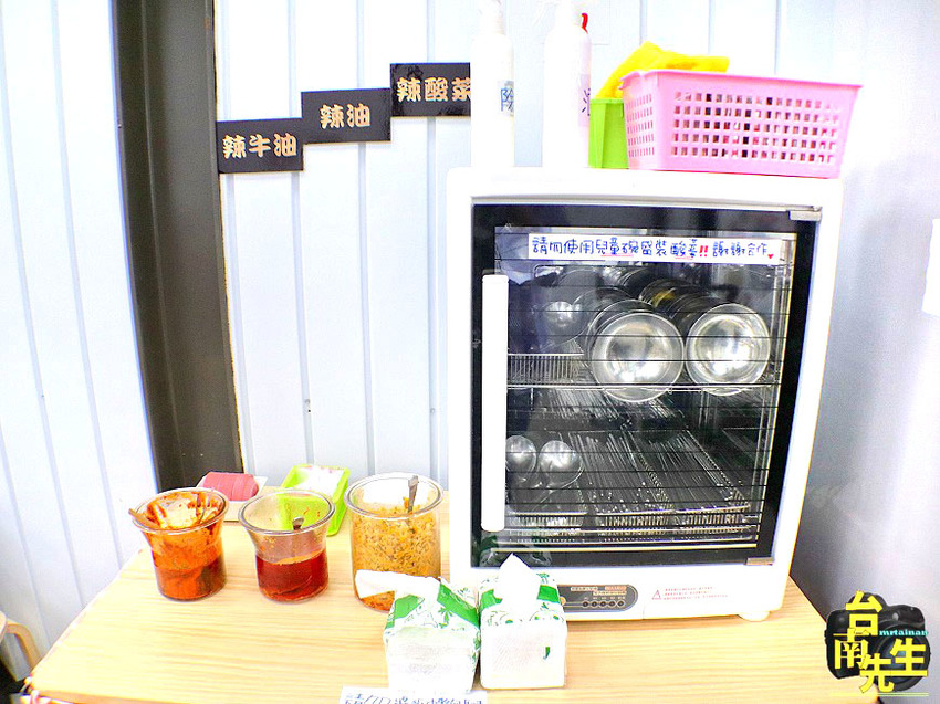 台南牛肉麵／每日限量晚來吃不到／使用大量牛肉熬煮湯頭／不用牛大骨或牛骨粉熬湯／不加味精與嫩精／嚴選澳洲牛肉與立成製麵廠麵條／冷氣供應不會吃得滿頭大汗／超大份量飽到懷疑人生