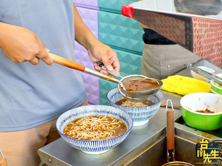 台南牛肉麵／每日限量晚來吃不到／使用大量牛肉熬煮湯頭／不用牛大骨或牛骨粉熬湯／不加味精與嫩精／嚴選澳洲牛肉與立成製麵廠麵條／冷氣供應不會吃得滿頭大汗／超大份量飽到懷疑人生