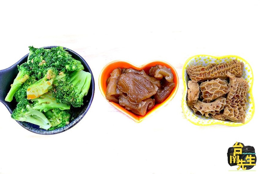 台南牛肉麵／每日限量晚來吃不到／使用大量牛肉熬煮湯頭／不用牛大骨或牛骨粉熬湯／不加味精與嫩精／嚴選澳洲牛肉與立成製麵廠麵條／冷氣供應不會吃得滿頭大汗／超大份量飽到懷疑人生