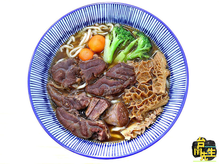 台南牛肉麵／每日限量晚來吃不到／使用大量牛肉熬煮湯頭／不用牛大骨或牛骨粉熬湯／不加味精與嫩精／嚴選澳洲牛肉與立成製麵廠麵條／冷氣供應不會吃得滿頭大汗／超大份量飽到懷疑人生