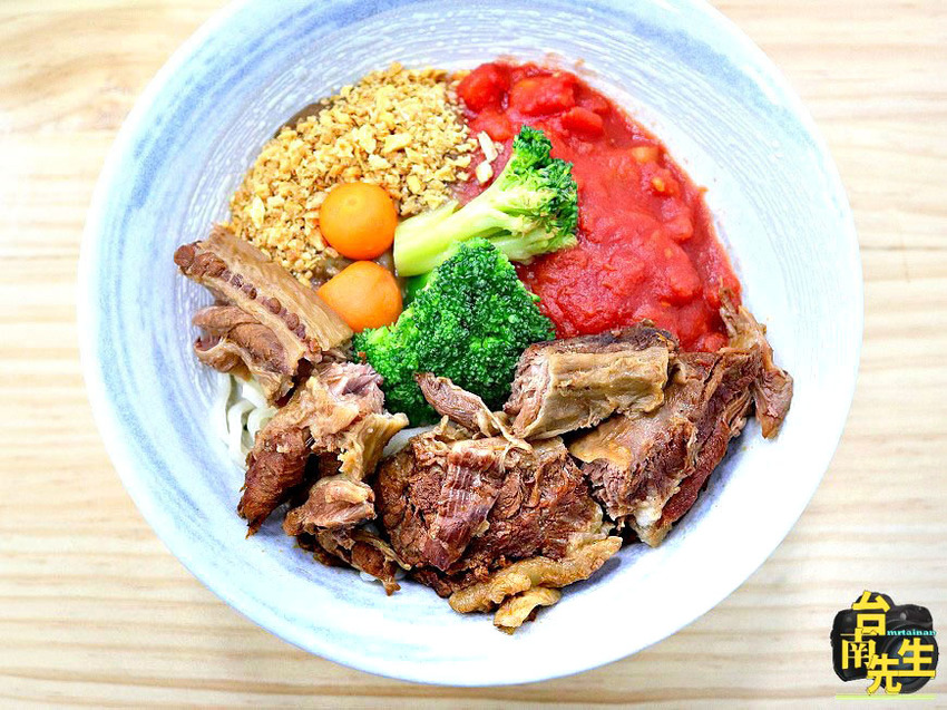 台南牛肉麵／每日限量晚來吃不到／使用大量牛肉熬煮湯頭／不用牛大骨或牛骨粉熬湯／不加味精與嫩精／嚴選澳洲牛肉與立成製麵廠麵條／冷氣供應不會吃得滿頭大汗／超大份量飽到懷疑人生