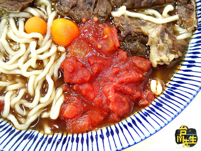 台南牛肉麵／每日限量晚來吃不到／使用大量牛肉熬煮湯頭／不用牛大骨或牛骨粉熬湯／不加味精與嫩精／嚴選澳洲牛肉與立成製麵廠麵條／冷氣供應不會吃得滿頭大汗／超大份量飽到懷疑人生