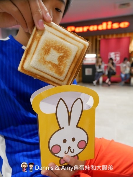 新竹巨城美食︱樂兔洋食行巨城店。超夢幻彩虹熔岩吐司好吃又好拍。不甜膩的黑糖珍珠雲朵吐司。輕食下午茶新選擇(影片)