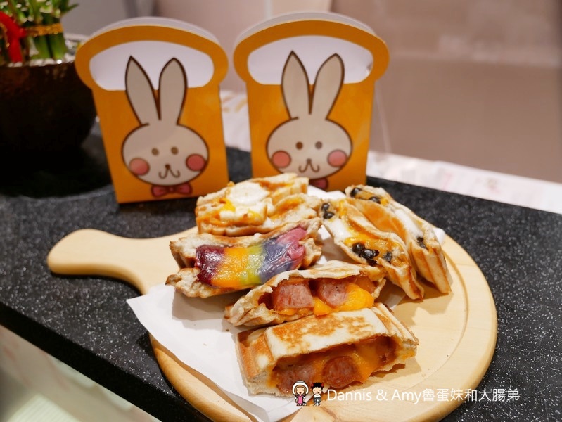 新竹巨城美食︱樂兔洋食行巨城店。超夢幻彩虹熔岩吐司好吃又好拍。不甜膩的黑糖珍珠雲朵吐司。輕食下午茶新選擇(影片)