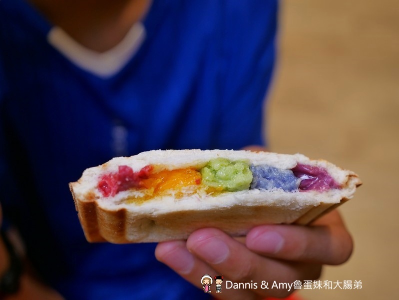 新竹巨城美食︱樂兔洋食行巨城店。超夢幻彩虹熔岩吐司好吃又好拍。不甜膩的黑糖珍珠雲朵吐司。輕食下午茶新選擇(影片)