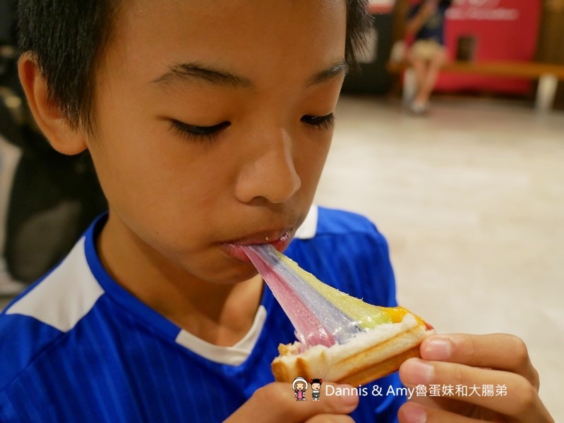 新竹巨城美食︱樂兔洋食行巨城店。超夢幻彩虹熔岩吐司好吃又好拍。不甜膩的黑糖珍珠雲朵吐司。輕食下午茶新選擇(影片)